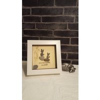 Handgemachte Steinkunst in Weißem Rahmen "All You Need Is Love, & A Cat" Ideales Geschenk von CristinasQuirkyCraft