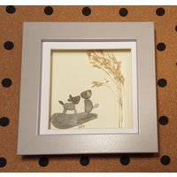 Handgemachtes Kieselbild, Das Zwei Verspielte Welpen Oder Hunde Mit Getrockneten Gras Zeigt von CristinasQuirkyCraft