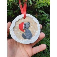 Hunde Kieselstein Weihnachtsbaum Dekoration, Zierlicher Welpe Mit Weihnachtsmütze Hunde Kieselstein Weihnachtsbaum Dekoration, Zierlicher Welpe Mit Weihnachtsmütze von CristinasQuirkyCraft