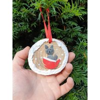 Kieselkatze Christbaumschmuck, Zierliches Kätzchen Sitzend in Einer Weihnachtsmütze Kieselkatze Christbaumschmuck, Zierliches Kätzchen Sitzend in Einer Weihnachtsmütze von CristinasQuirkyCraft