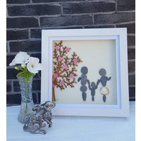 Kieselkunst "Familie Der Drei" Mit Blütenbaum-Kunstwerk Gerahmt von CristinasQuirkyCraft