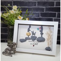 Kieselstein Kunst in Weiß Rahmen, "Alles Was Du Brauchst Ist Liebe, Und Ein Katze" Familien Geschenk." von CristinasQuirkyCraft