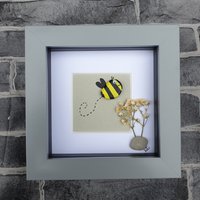 Schöne Bumble Bee Rock Art, Echte Gepresste Blumen Und Schrullige Kulleraugen von CristinasQuirkyCraft