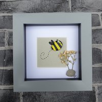 Schöne Bumble Bee Rock Art, Echte Gepresste Blumen Und Schrullige Kulleraugen Schöne Bumble Bee Rock Art, Echte Gepresste Blumen Und Schrullige Kulleraugen von CristinasQuirkyCraft