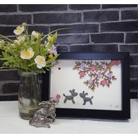 Schöne Hundekieselkunst in Schwarzem Rahmen, Zeigt Zwei Verspielte Hunde Unter Einem Blütenbaum, Ideales Geschenk von CristinasQuirkyCraft