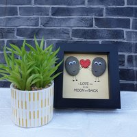 Valentines Kieselstein Kunst in Schwarzem Rahmen "I Love You To The Moon & Back" Süßes Paar Mit Liebe Herz Geschenk von CristinasQuirkyCraft