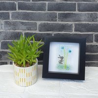 Vergissmißt Mich Nicht Blume Gerahmtes Kunstwerk Aus Glas, Mit Kieselstein Kunst Hase Detail von CristinasQuirkyCraft