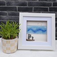 Verschmolzenes Glas-strand-Kunstwerk, Das Kieselkunst-Paar Mit Hund Auf Dem Treibholz Zeigt, Blaue Wellen Beobachtet von CristinasQuirkyCraft
