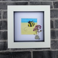 Wunderschöne Hummel Bee Rock Art, Mit Handgezeichnetem Pastell Hintergrund, Echten Gepressten Blumen Und Schrulligem Googly Eye von CristinasQuirkyCraft