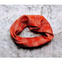 Handgefertigt Oranger Plaid Haustier Schal Upcycled Twisty Design von CritterHarmony