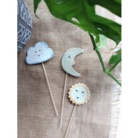 Celestial Pflanzenampel, Keramik Sonnenpfahl, Mond, Wolke, Pflanzenstecker, Gartenkunst, Cake Topper, Blumenstrauß Dekor, Pflanzengeschenk von CroakandBloom