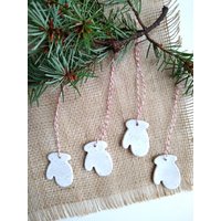 Gesprenkelte Steingut Handschuhe - Handgefertigt, Originelles Geschenk, Geschenkanhänger, Bauernhaus, Akzentstück, Baumschmuck, Wohnkultur, Boho von CroakandBloom