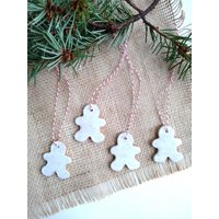 Gesprenkelte Steinzeug Lebkuchen Mann Ornament, Handgefertigtes Originalgeschenk, Weihnachtsverzierung, Hygge-Geschenk, Keramik, Akzentstück von CroakandBloom