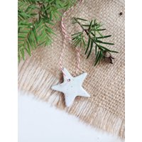 Gesprenkelter Stern Aus Steingut - Handgefertigt, Originelles Geschenk, Geschenkanhänger, Bauernhausdekor, Akzentstück, Baumschmuck, Wohndekor von CroakandBloom