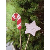 Keramik Holiday Stakes, Pflanzenstecker, Kuchen Topper, Urlaub Dekor, Herzstück, Keramik Schneeflocke Texturiert, Zuckerstange von CroakandBloom