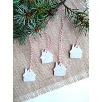 Personalisierte Haus Keramik, Ornament, Handgemachte Geschenkanhänger, Bauernhaus Dekor, Kleines Haus, Wohnkultur, Baumschmuck, Boho Geschenk von CroakandBloom