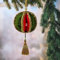Gehäkelte Weihnachtsbaumschmuck Christbaumkugel Kugel, Weihnachtsdeko Anhängern in Rot/Grün/Gold Mit Weiße Perlen. Einzigartig Von Maririch Gehäkelte Weihnachtsbaumschmuck Christbaumkugel Kugel, Weihnachtsdeko Anhängern in Rot/Grün/Gold Mit Weiße Perlen. Einzigartig Von Maririch von CrochetByMariRich