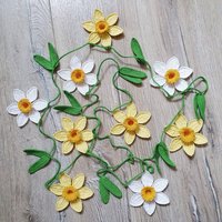 Girlande Aus Weißen Und Gelben Narzissen Mit Blättern von CrochetCabinetCrafts