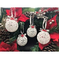 Gehäkelte Weihnachtskugel Ornamente 4Er Set Handgefertigte Dekorationen Aus Baumwolle von CrochetStitchCrafts