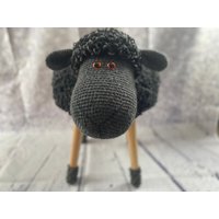 Gehäkelter Schaf Hocker Kinderzimmer Geschenk Kindergeburtstag Kindergarten Kuscheltier Spielzeug Häkelpouf Sitzhocker Einzigartige Möbel von CrochetmoodGeschenke
