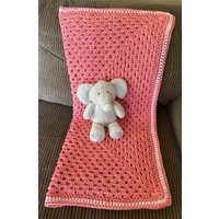 Gehäkelte Weiche Dunkel Rosa Babydecke von CrochetsforSweetpea