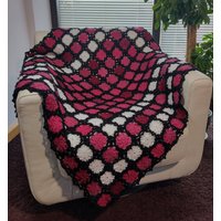 Afghan, Decke, Überwurf | Pink, Weiß Und Schwarz 138cmx110cm. Recycled/Upcycled Garn. Pflegeleicht. Versandkostenfrei Perfektes Geschenk von CrossInHandCrafts