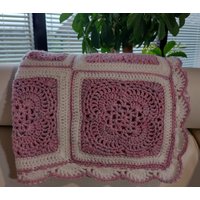 Bettdecke/Kinderwagendecke 100cm X 58cm | Bunt Meliert - Rosa/Mauve Und Weiß Recycled/ Upcycled Garn. Pflegeleicht. Versandkostenfrei Perfektes von CrossInHandCrafts
