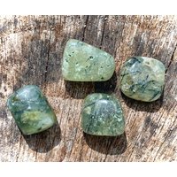 Prehnit Mit Epidote Trommelstein, Heal The Healer, Empath Kristall, Heilstein, Herzchakra von CrossMyHeartCo