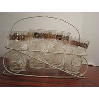 Vintage Anker Hocking Becher Gläser Weiß Und Gold Blumen ... 8Er Set Mit Drahtgestell von CrossroadStudio