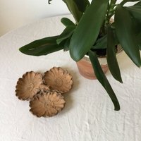 Rustikale Holz Zusammengesetzte Gericht Drei Blumen 40Er 50Er Jahre Beunruhigt Gepresste Schmuck Tablett Schäbig Boho Rustikale Holz Zusammengesetzte Gericht Drei Blumen 40Er 50Er Jahre Beunruhigt Gepresste Schmuck Tablett Schäbig Boho von CrowTreeVintage