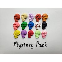 Mystery Skull Magnet Pack, Box, Gruselige Bunte Polymer Clay Schädel Magnete, Süße Geschenkidee, Gothic Dekor, Halloween Dekoration von CrumksCreations