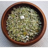 Peridot Edelstein Undrilled Chips/Natürliche Grüne Kristall Undrilled Kleine Raue Rohen Kristallen 20 Gramm von CrystalCuriositiesUK