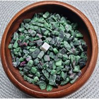 Rubin in Zoisit Rohkristall Undrilled Chips/Natürlicher Rohstein Ungerillte Kleine Trommelsteine 20 Gramm von CrystalCuriositiesUK