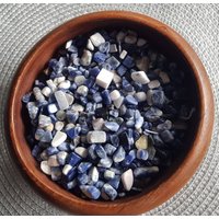 Sodalith Edelstein Undrilled Chips/Natürliche Kristall Unrillierte Kleine Trommelsteine 20 Gramm von CrystalCuriositiesUK