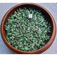 Tsavorit/Natürlicher Granat Kristall Chips Roh Edelstein Tsavorit 20 Gramm von CrystalCuriositiesUK