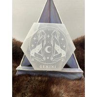 Gemini Sternzeichen Geätzt Selenit, Konstellationen, Astrologie Selenit Ladeplatte, Premium Qualität, A5134 Made in Appleton, Wi Usa von CrystalsAhoy