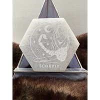 Skorpion Sternzeichen Geätzt Selenit, Konstellationen, Astrologie Selenit Ladeplatte, Premium Qualität, A5139 Made in Appleton, Wi Usa von CrystalsAhoy