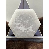 Steinbock Sternzeichen Geätzt Selenit, Konstellationen, Astrologie Selenit Ladeplatte, Premium Qualität, A5133 Made in Appleton, Wi Usa von CrystalsAhoy
