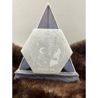 Sternzeichen Krebs, Geätzter Selenit, Sternbilder, Astrologie, Selenit-Ladeplatte, Premium-Qualität, A5132, Hergestellt in Appleton, Wi, Usa von CrystalsAhoy