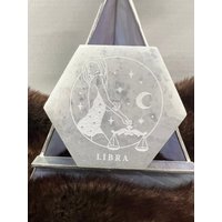 Waage Sternzeichen Geätzter Selenit, Sternbilder, Astrologie Selenit-Ladeplatte, Premium-Qualität, A5136 Hergestellt in Appleton, Wi Usa von CrystalsAhoy