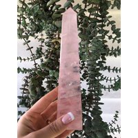 Rosenquarz Obelisk | Herzheilungs-Kristallturm Für Selbstliebe, Femininer Fluss + Ruhe Kristallemeow von CrystalsMEOW