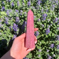 Wunderschöner Rhodonit Turm Wunderschöner Rhodonit Turm von CrystalsbyLao