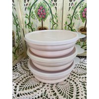 Vintage Tupperware Elfenbeinfarbene Müslischalen Mit Deckel Vintage Tupperware Elfenbeinfarbene Müslischalen Mit Deckel von Cubbscove