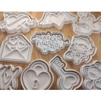 Valentinstag - Ausstecher & Ausstechformen | Herz Liebe Amor Schwäne Teddy Buchstabe Xoxo Schloss Schlüssel Jubiläum von CubicCraftCreations
