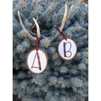 Karierte Monogramm-Verzierung, Handgemachte Monogramm-Buchstaben-Weihnachtsverzierung, Monogramm-Weihnachtsverzierung, Büffel Kariertes Monogramm Karierte Monogramm-Verzierung, Handgemachte Monogramm-Buchstaben-Weihnachtsverzierung, Monogramm-Weihnachtsverzierung, Büffel Kariertes Monogramm von CuddyMtnMercantile
