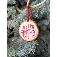 Treffen Sie Mich Unter Dem Mistelzweig, Holzscheiben-Weihnachtsverzierung, Handgefertigte Holzscheibenverzierung, Rustikale Weihnachtsverzierung Treffen Sie Mich Unter Dem Mistelzweig, Holzscheiben-Weihnachtsverzierung, Handgefertigte Holzscheibenverzierung, Rustikale Weihnachtsverzierung von CuddyMtnMercantile