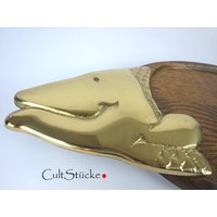 Vintage 60S Serviertablett Schneidebrett Holzbrett Brett Tablett Dekorative Fischskulptur Messing Rustikales Wohninterieur von Cultstuecke