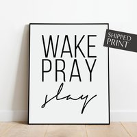 Wake Pray Slay Print, Inspirierendes Zitat Wandkunst, Motivierender Spruch Für Schlafzimmer Oder Wohnheim Zimmer, Modernes Religiöses Poster von CulverAndCambridge