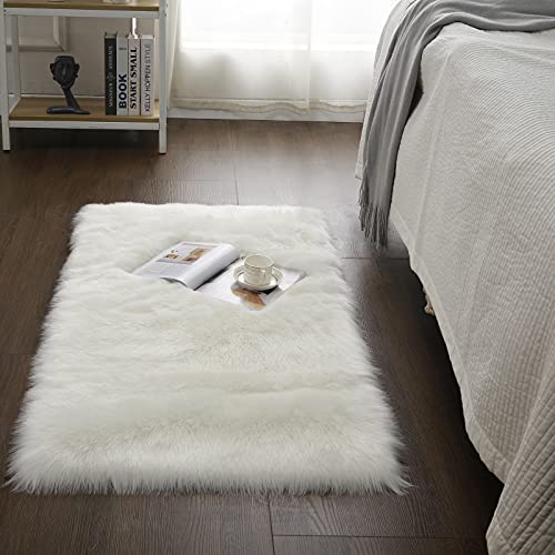 Cumay Faux, Schafsfell-Teppich, Wollimitat, geeignet für Wohnzimmer Teppich, lang, weich, flauschiges Fell, als Bettvorleger, Sofa-Teppich (Weiß, 70 x 135 cm). von Cumay