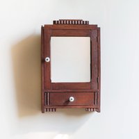 Antiker Hängeschrank Mit Spiegel, Art Deco Medizinschrank, Rustikale Aufbewahrungseinheit, Apothekerschrank, Handgeschnitzter Badezimmerschrank Antiker Hängeschrank Mit Spiegel, Art Deco Medizinschrank, Rustikale Aufbewahrungseinheit, Apothekerschrank, Handgeschnitzter Badezimmerschrank von CuratedVintageStore